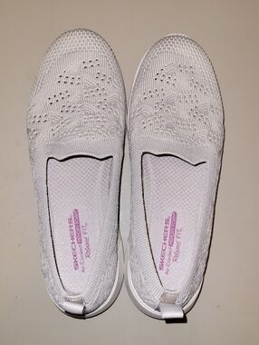 Skechers Women's Light Grey Slip-On Knit Shoes Size 9. Like New!